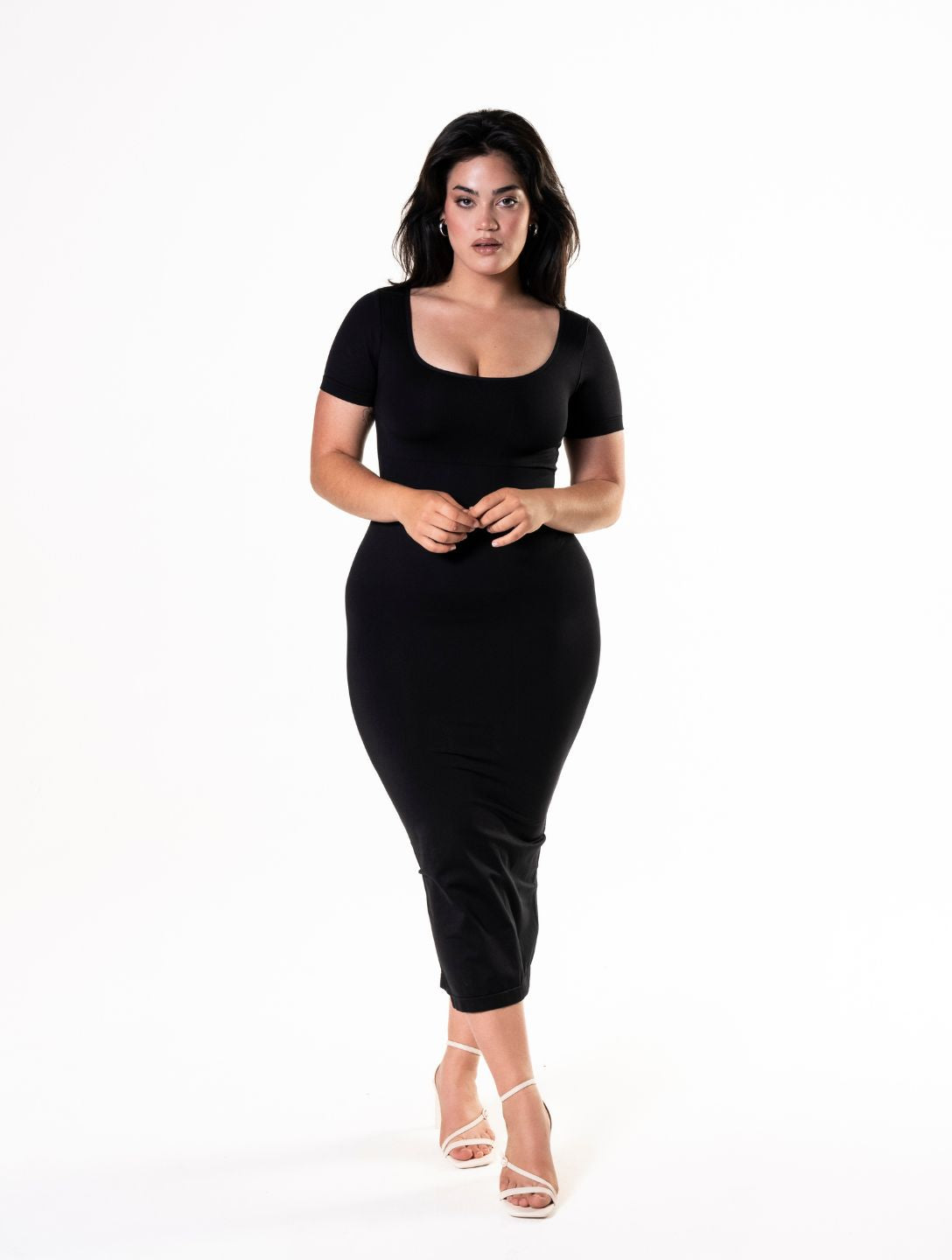 Figurformendes Bodycon-Midikleid mit Schlitz und kurzen Ärmeln