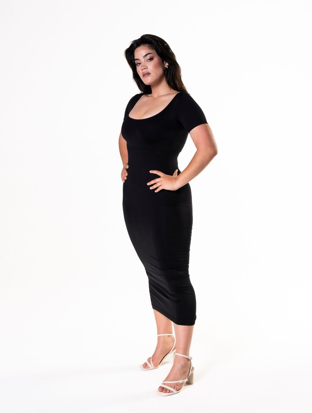 Figurformendes Bodycon-Midikleid mit Schlitz und kurzen Ärmeln