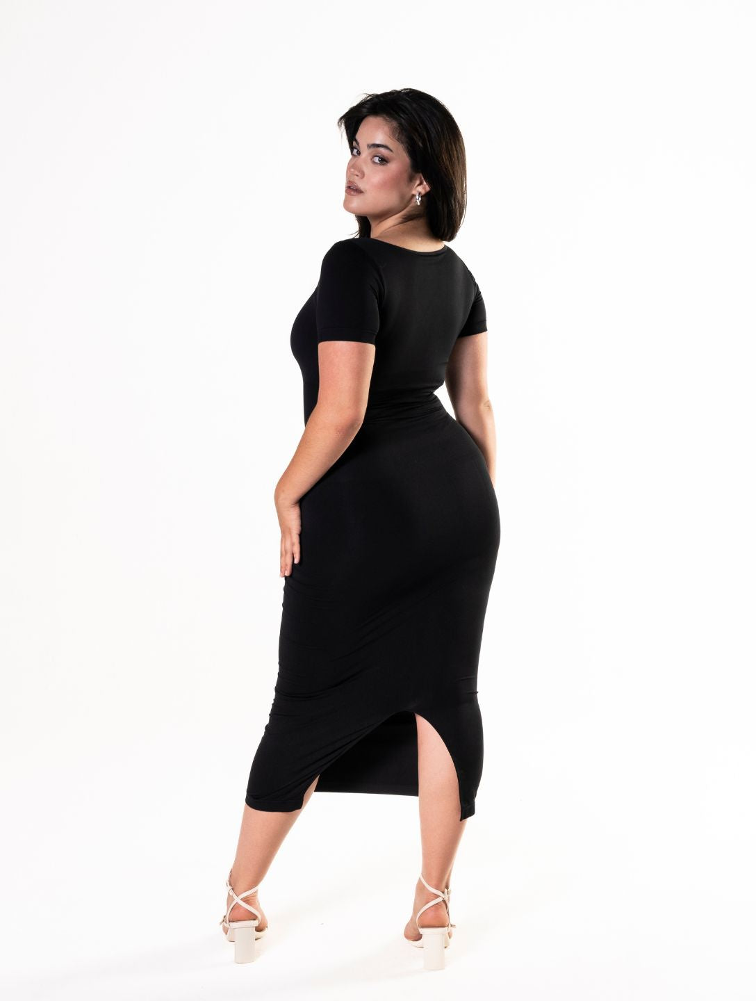 Figurformendes Bodycon-Midikleid mit Schlitz und kurzen Ärmeln