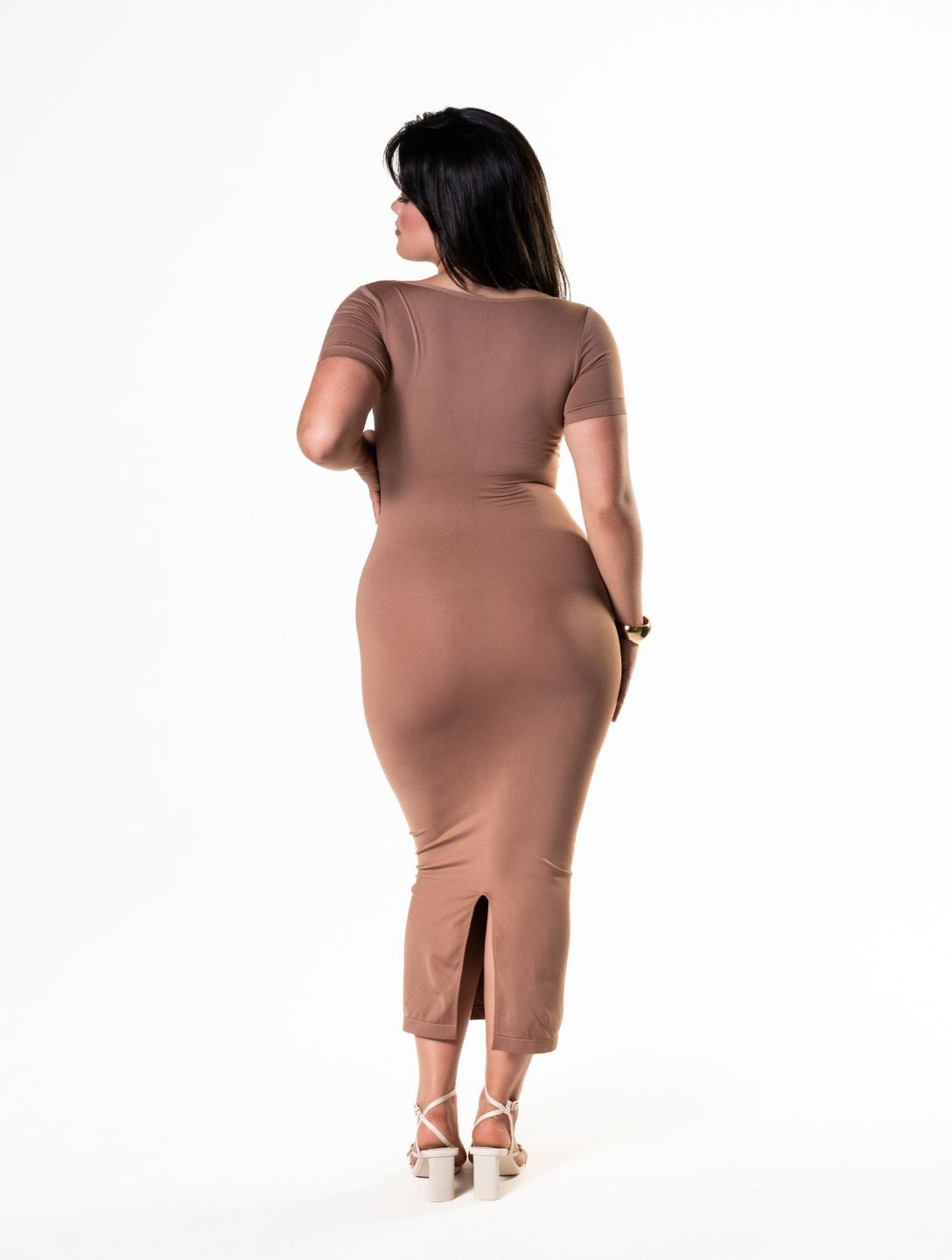 Figurformendes Bodycon-Midikleid mit Schlitz und kurzen Ärmeln