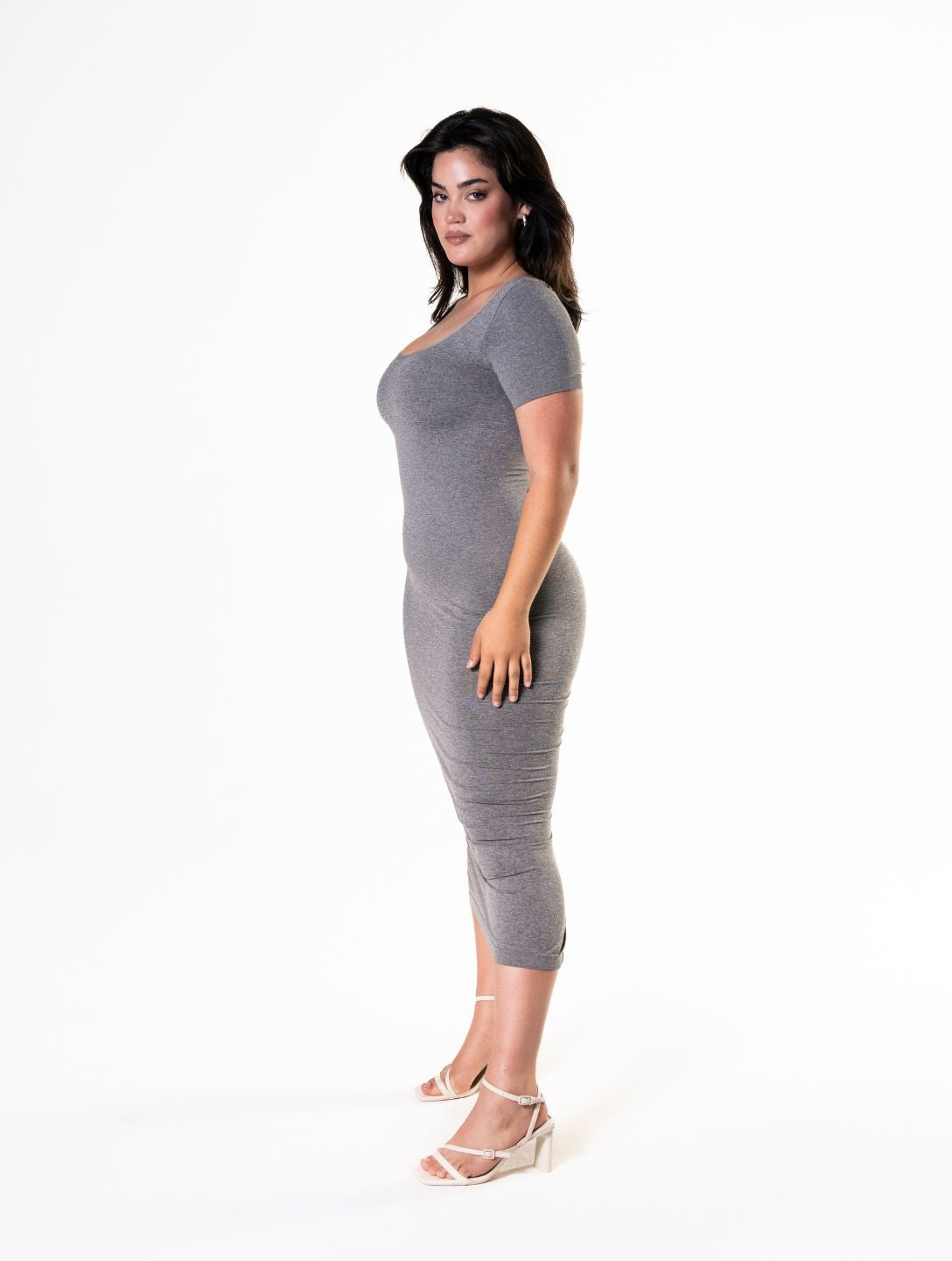 Figurformendes Bodycon-Midikleid mit Schlitz und kurzen Ärmeln