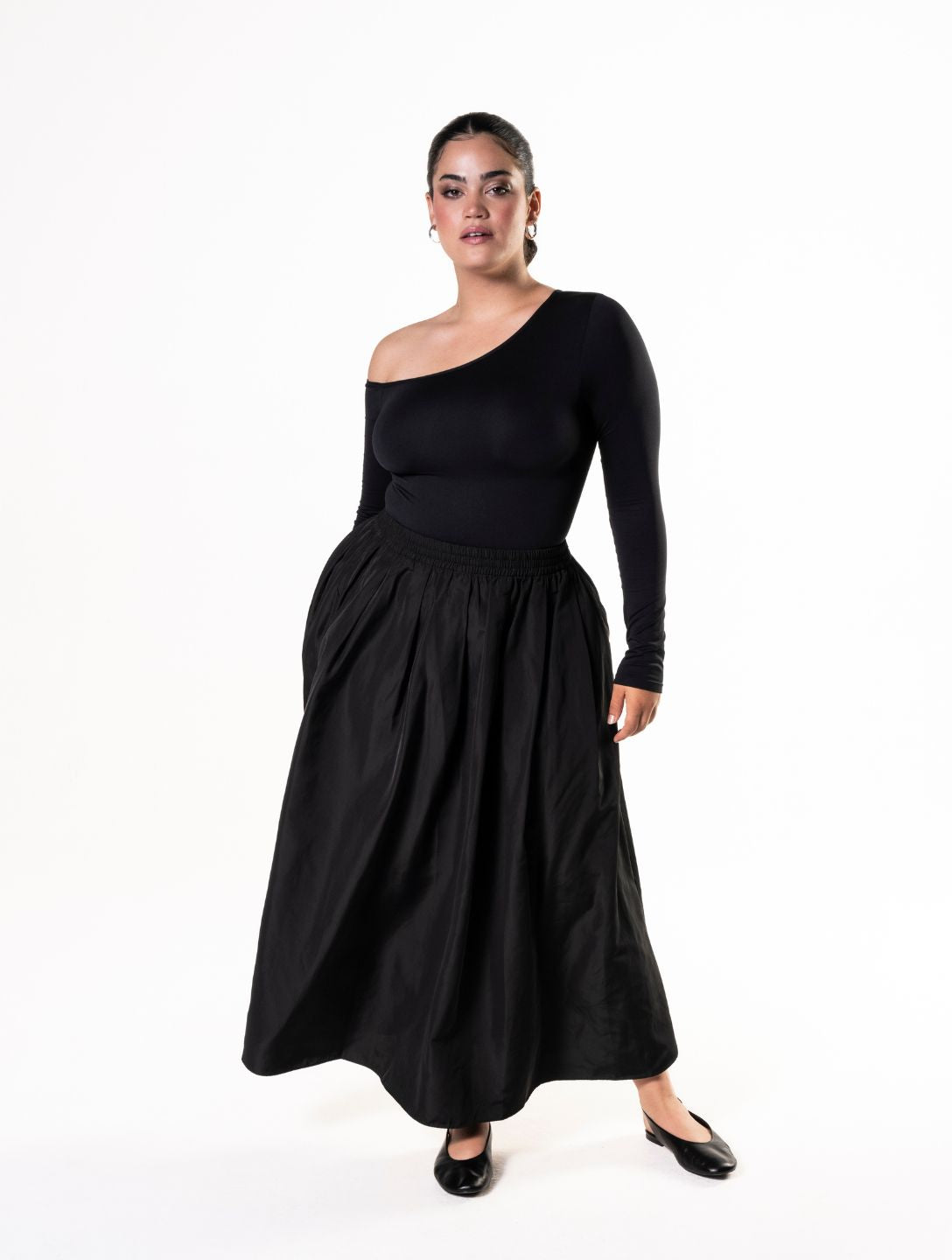 Ein-Schulter-Langarm-String-Bodysuit
