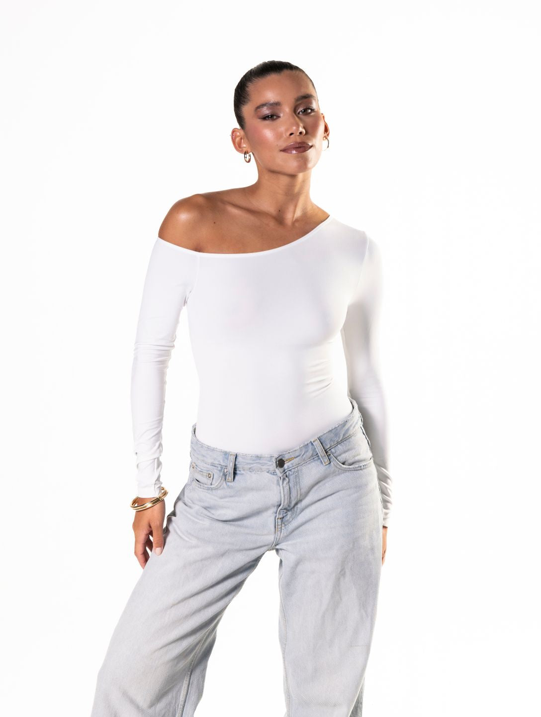Ein-Schulter-Langarm-String-Bodysuit