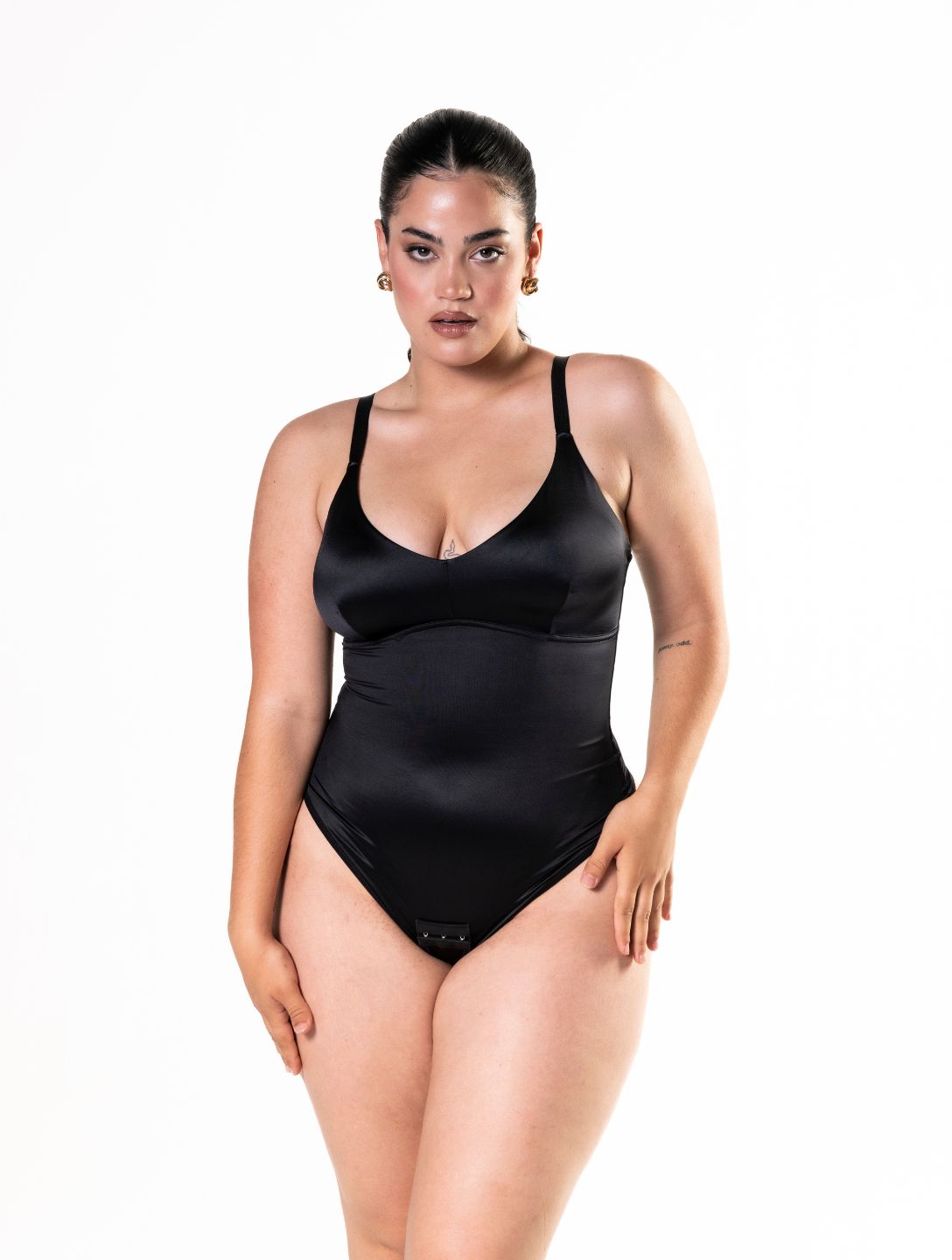 Figurformender Satin-Body mit String-Rücken