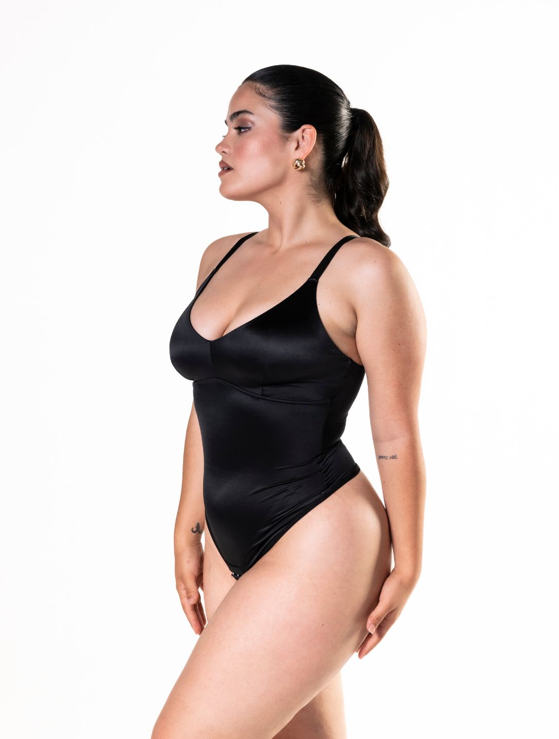 Figurformender Satin-Body mit String-Rücken