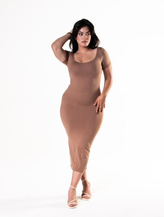 Figurformendes Bodycon-Midikleid mit Schlitz und kurzen Ärmeln