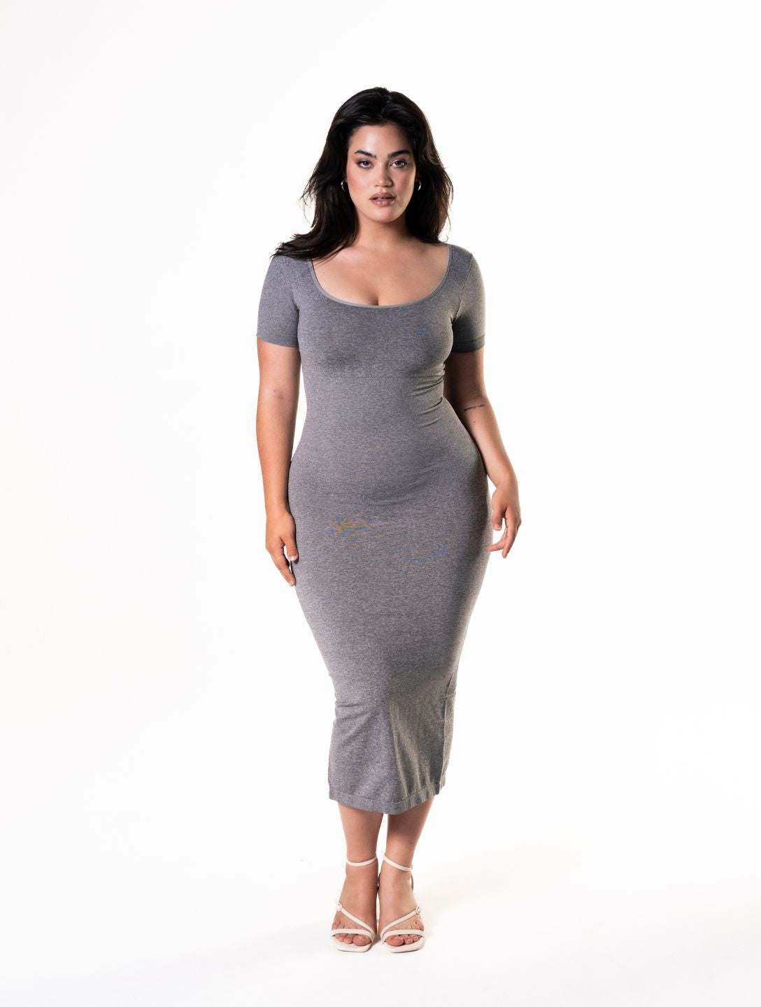 Figurformendes Bodycon-Midikleid mit Schlitz und kurzen Ärmeln